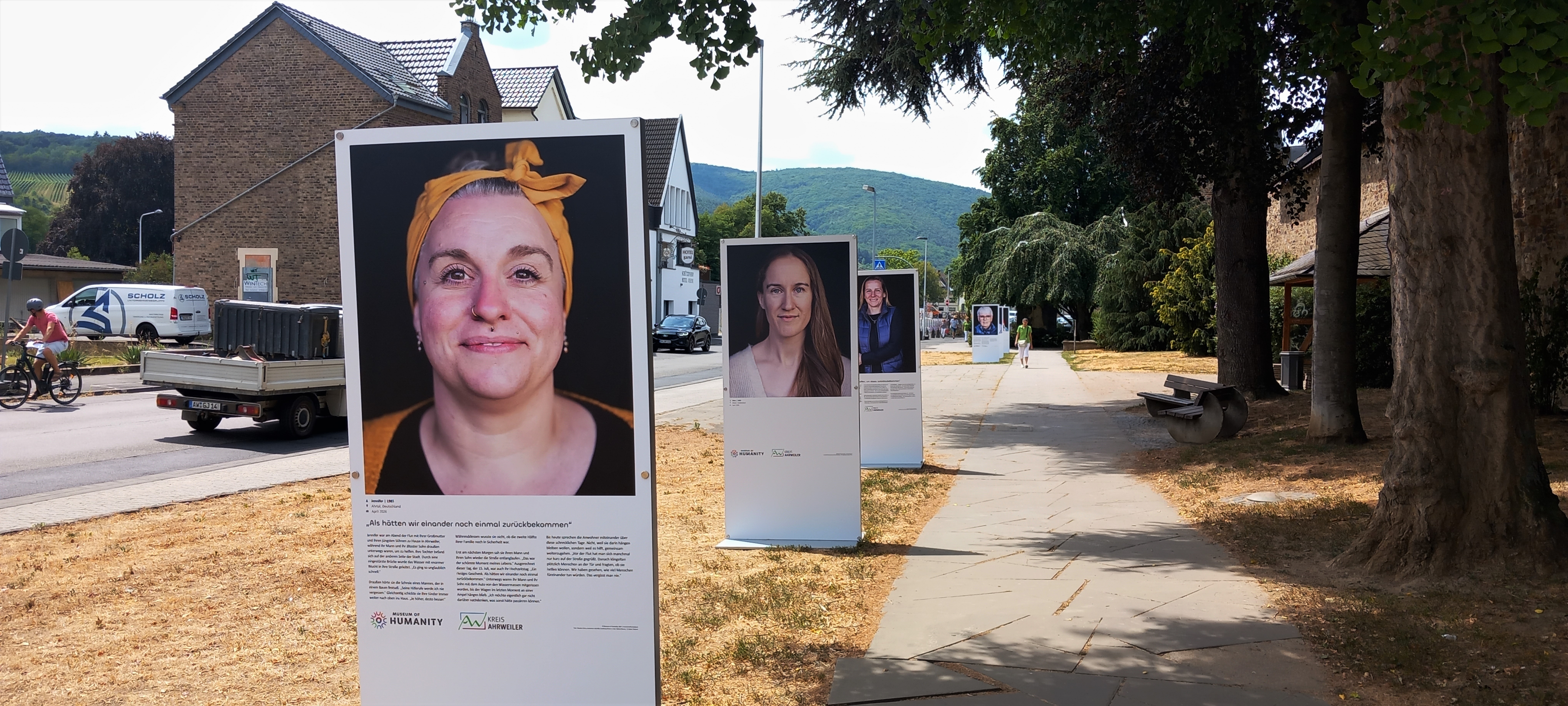 
Schautafeln vor der Ahrweiler Altstadt.
	