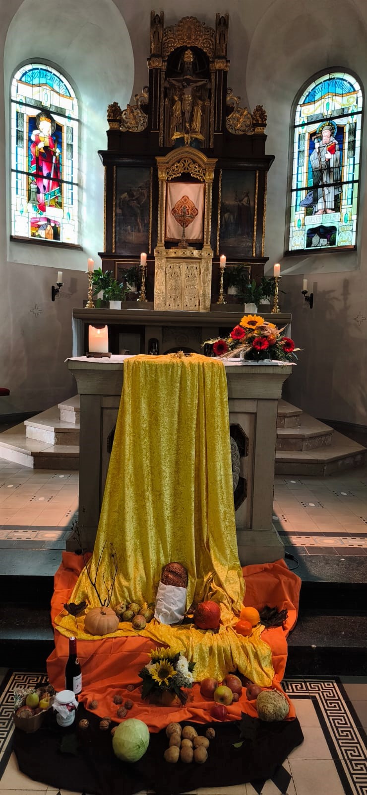 Gaben am Altar von St.Barbara